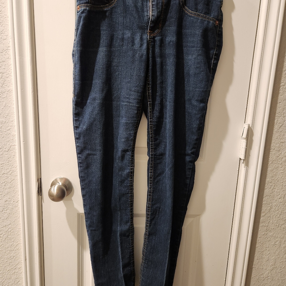 Junior's Stone Love skinny blue jeans. Size 6.